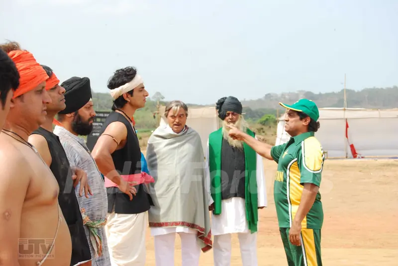 Sonu Sood and Johny Lever arguing each other