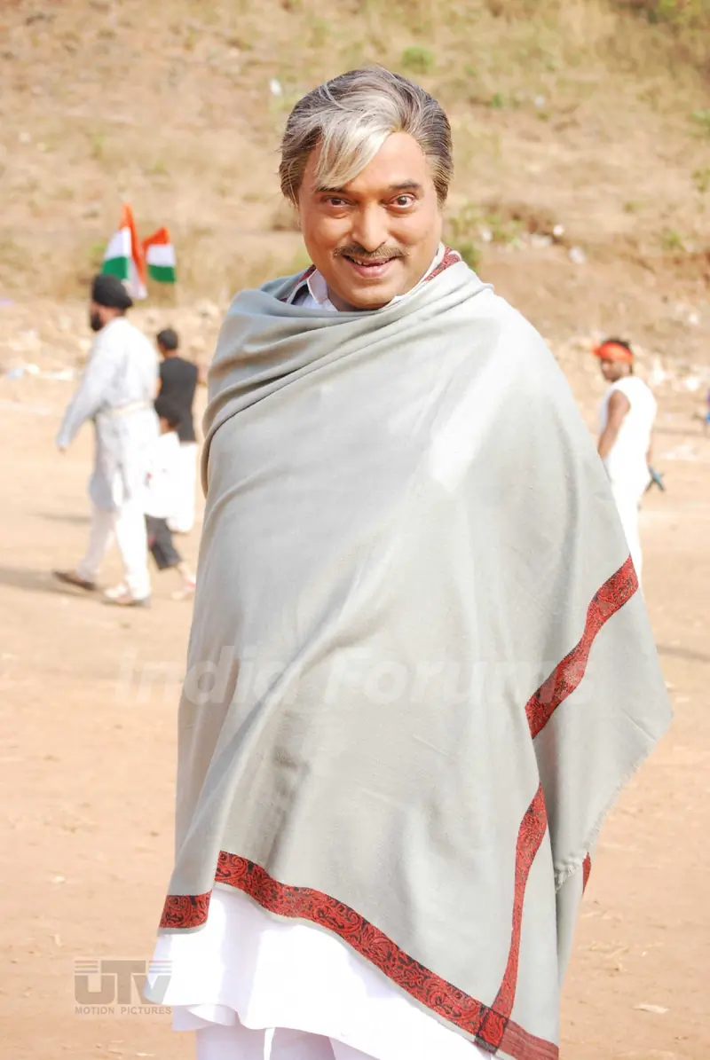 A man looking like a sanjeev kumar