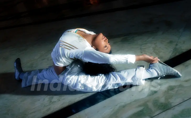 Gayatri doing exercising in Lets Dance