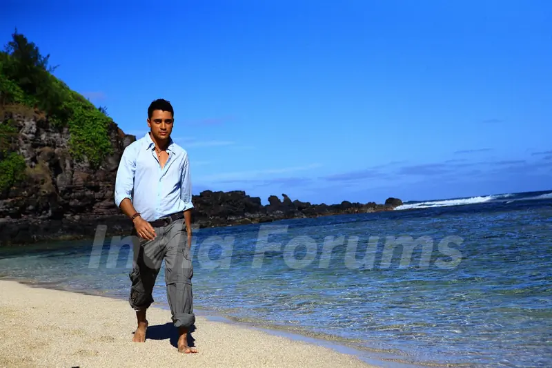 Imraan Khan walking on the beach