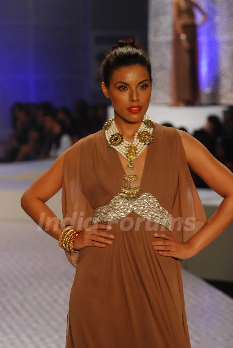 Models walk on the ramp for Queenie Show at HDIL India Couture Week 2010 Day 2