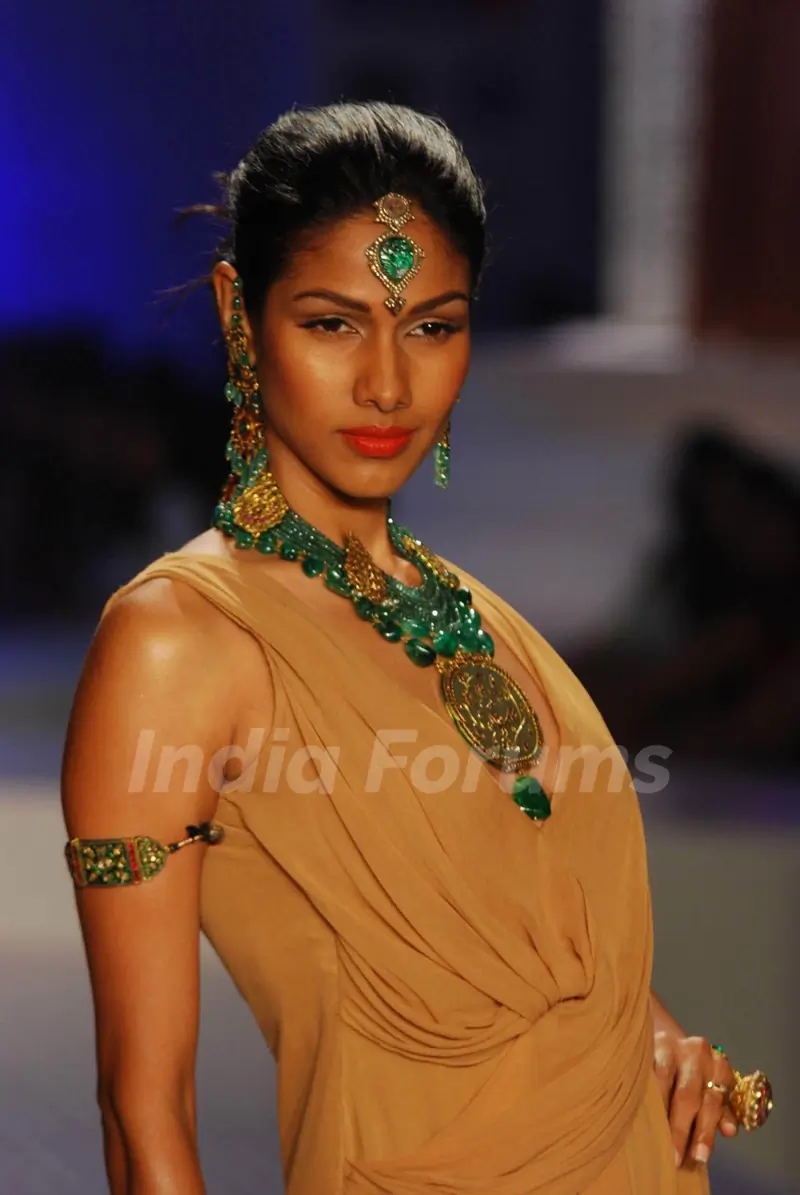 Models walk on the ramp  for Queenie Show at HDIL India Couture Week 2010 Day 2
