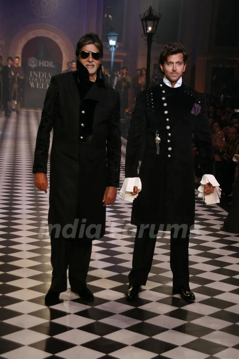 Amitabh Bachchan and Hrithik Roshan at HDIL India Couture Week 2010