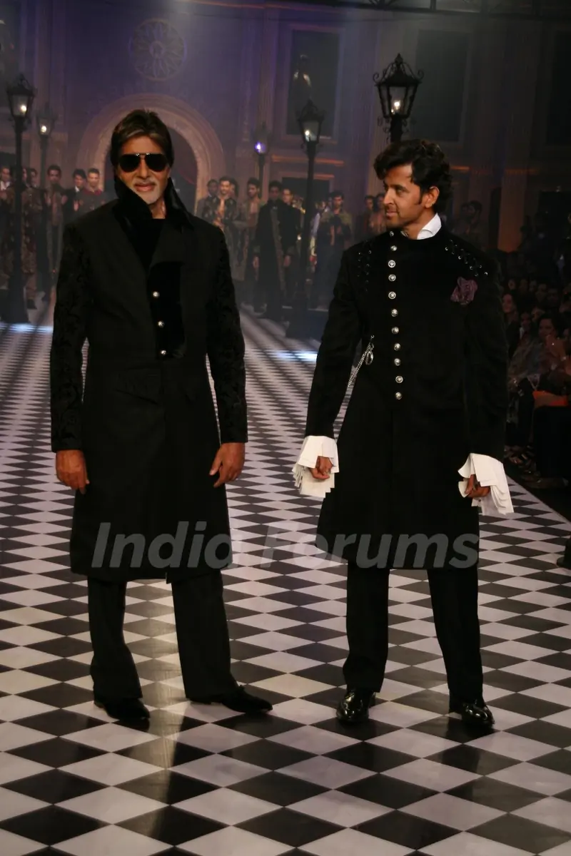Amitabh Bachchan and Hrithik Roshan at HDIL India Couture Week 2010