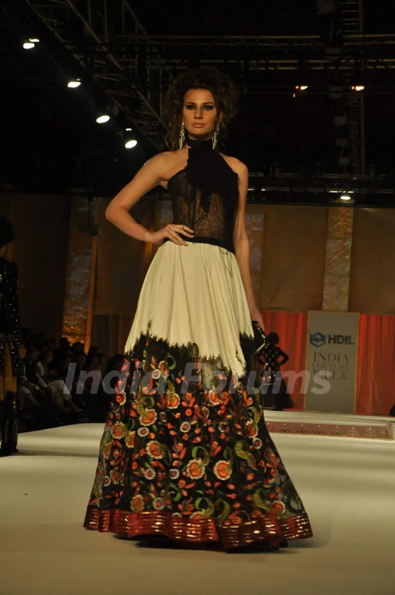 Model on the ramp for designer Rohit Bal Collection at HDIL day 3
