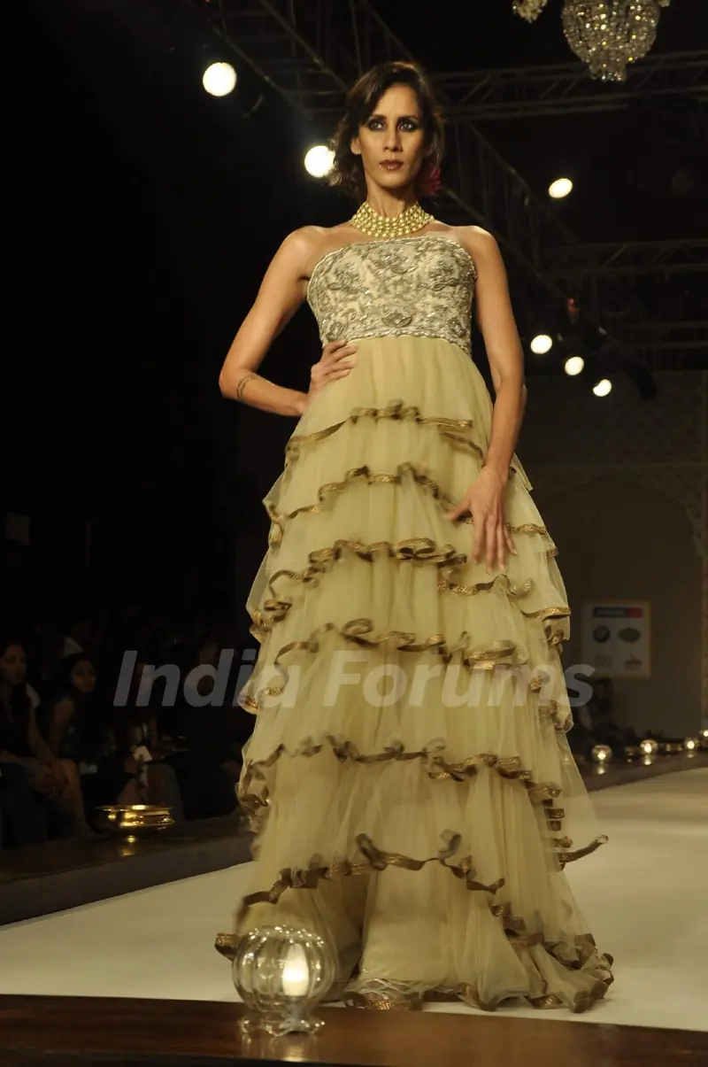 Model on the ramp for designer Ayesha and Deepala Collection at HDIL day 3