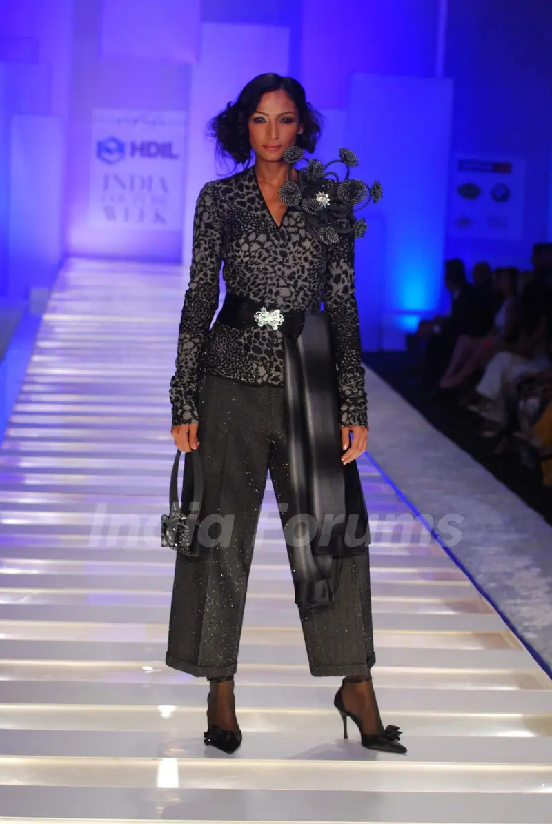 Model walks the ramp for Shahab Durazi at HDIL India Couture Week 2010