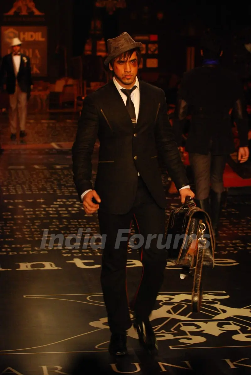 Model walks for Arjun Khanna at HDIL India Couture Week 2010
