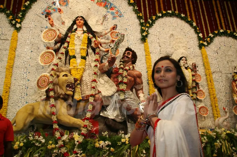 Rani Mukherjee at Durga puja at Santacruz