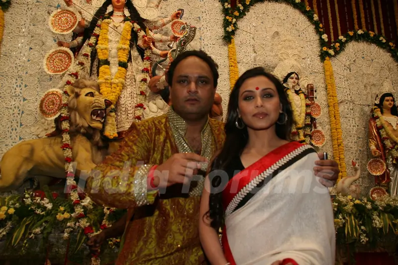 Rani Mukherjee at Durga puja at Santacruz