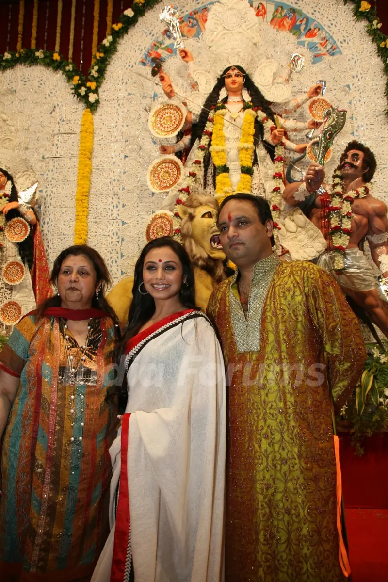 Rani Mukherjee at Durga puja at Santacruz
