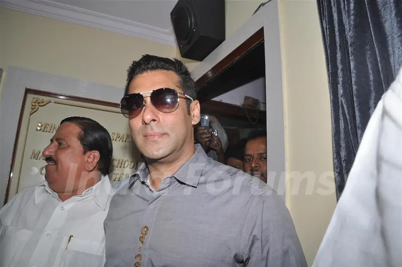 Salman Khan inaugurates Computer classes for Underprivileged Kids