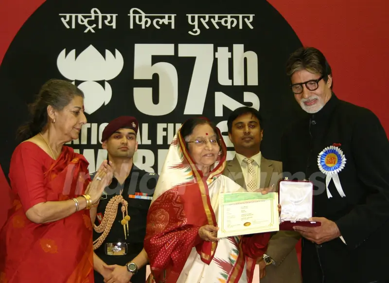 President Pratibha Patil presents the Best Actor award to Amitabh Bachchan for Paa at the 57th National Films Awards, also in picture as I & B Minister Ambika Soni , in New Delhi on Friday 22 Oct 2010