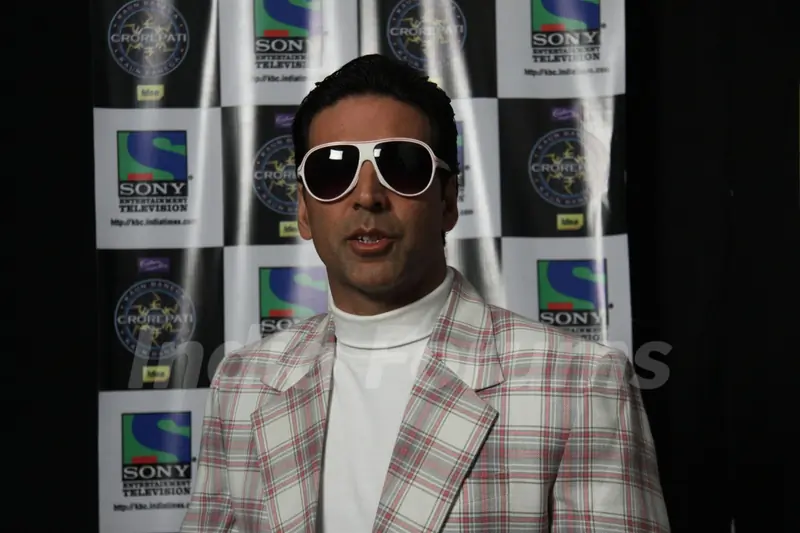 Akshay Kumar promote 'Action Replayy' on Kaun Banega Crorepati 4 at Film City