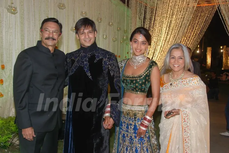Vivek Oberoi with his new wife along with Dad and Mom