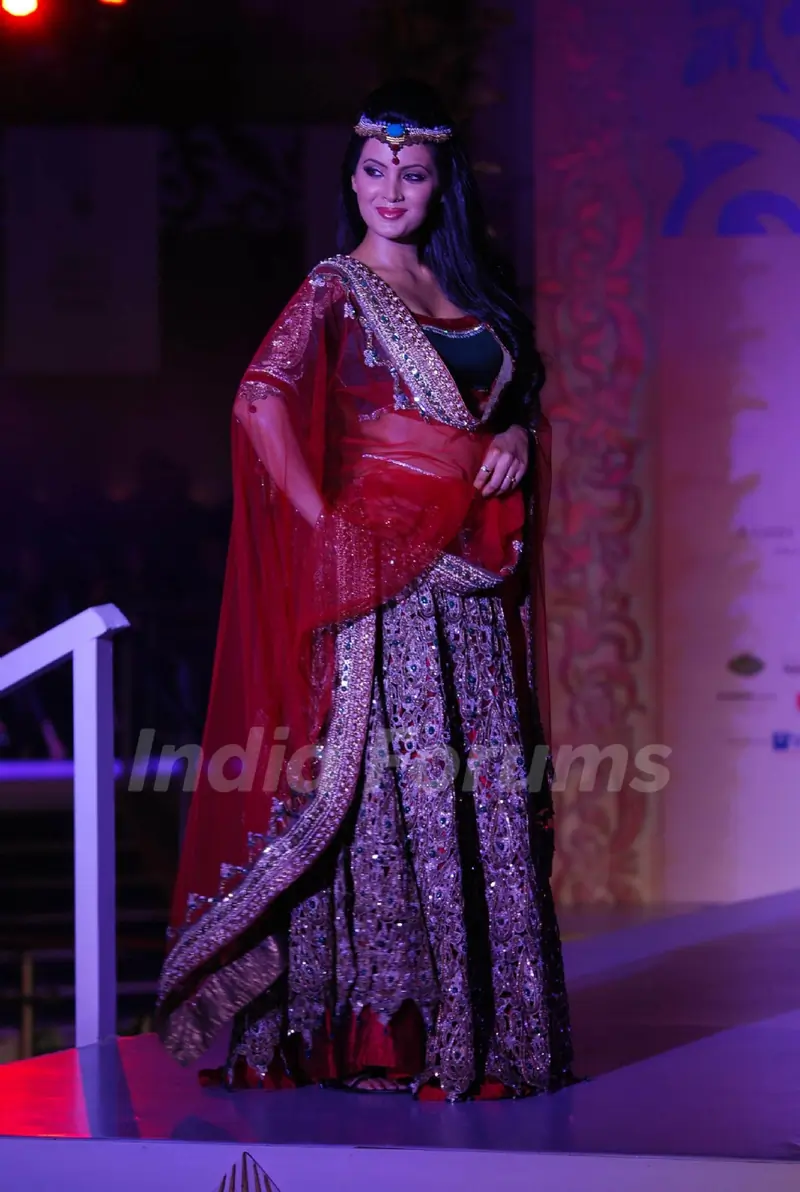 Geeta Basra Walks for fashion designer Sonia Mehra at Aamby Valley Indian Bridal Week day 5