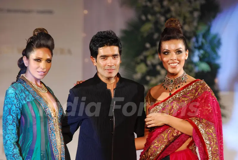 Models with designer Manish Malhotra walk on ramp at Aamby Valley Indian Bridal Week day 5