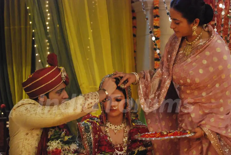 Siddharth applying sindoor to Divya