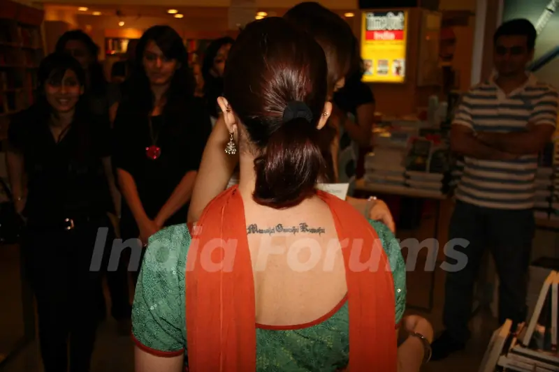 Nauheed Cyrusi at Urban Shots book launch at Crossword