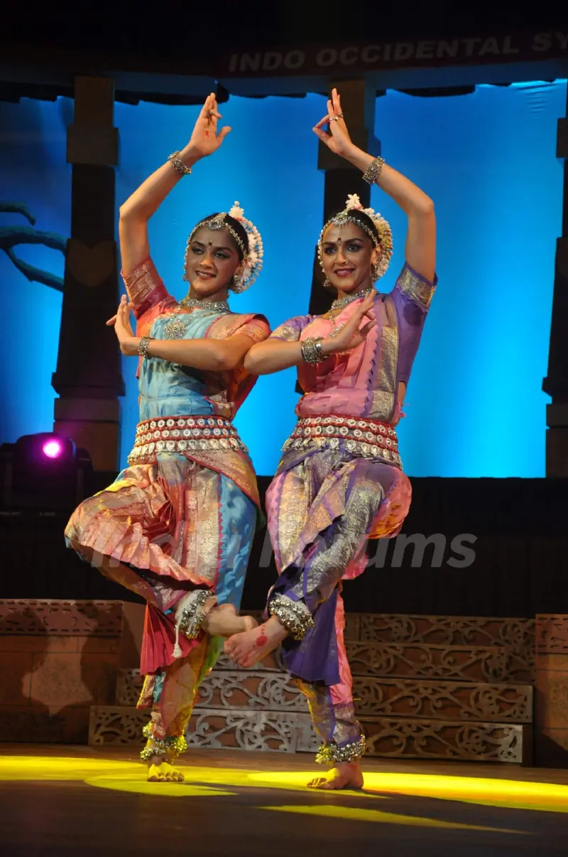 Hema Malini, Esha Deol, Ahana Deol at Jaya Smriti dance event in Ravindra Natya Mandir