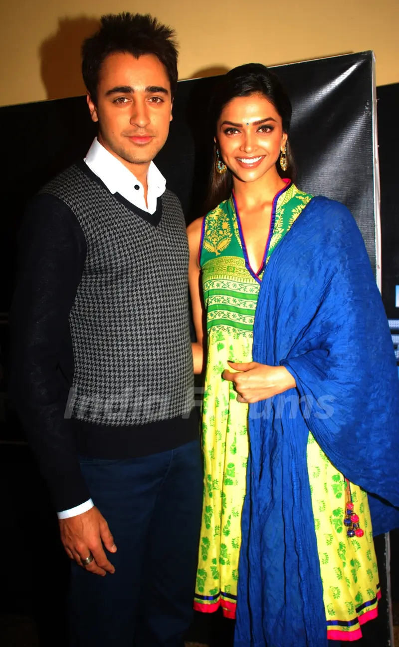 Deepika Padukone and Imran Khan on the set of saregama