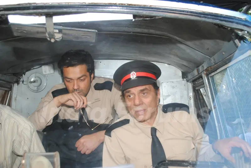 Dharmendra and Bobby Deol on the sets of their film Yamla Pagla Deewana at Filmcity, Mumba