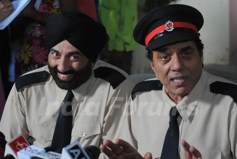 Dharmendra and Sunny Deol on the sets of their film Yamla Pagla Deewana at Filmcity, Mumba