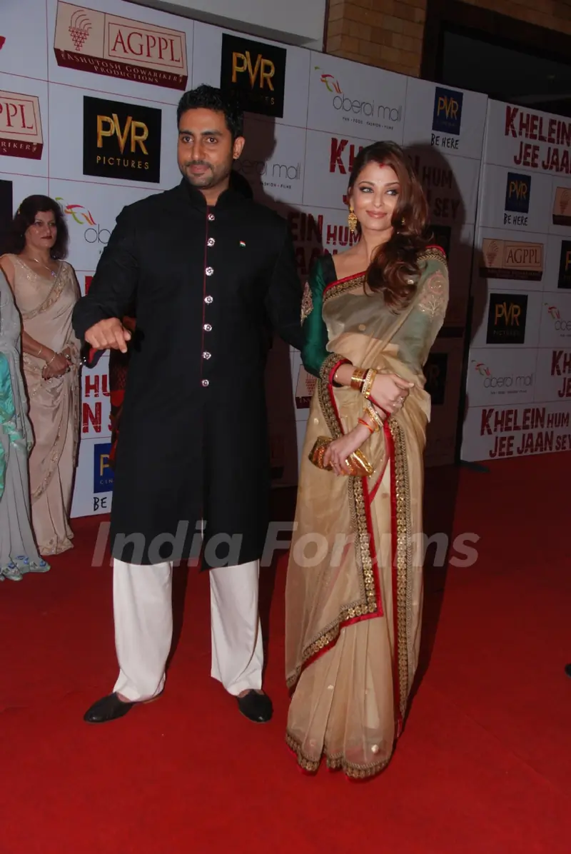 Bollywood actotrs Abhishek Bachchan  and Aishwarya Rai at the premiere of