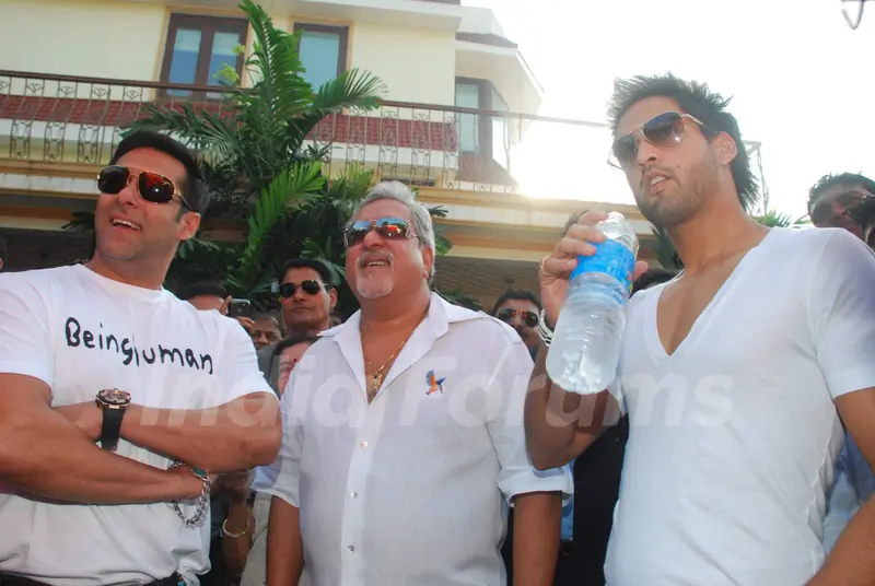 Salman Khan, Vijay Mallya and Sidhartha Mallya at Kingfisher Calendar Launch 2011. .