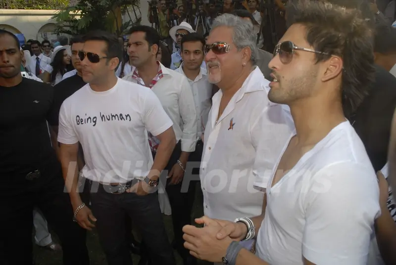 Dr.Vijay Mallaya along with Salman Khan, his son Siddharth and Models  at Kingfisher Calendar Launch 2011