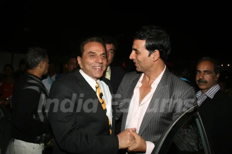 Akshay Kumar and Dharmendra at Colors Umang 2011. .