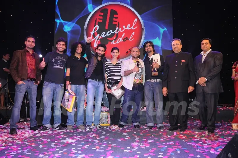 Vishal & Shekhar with the contestants and Mr. Umesh More & Niraj More