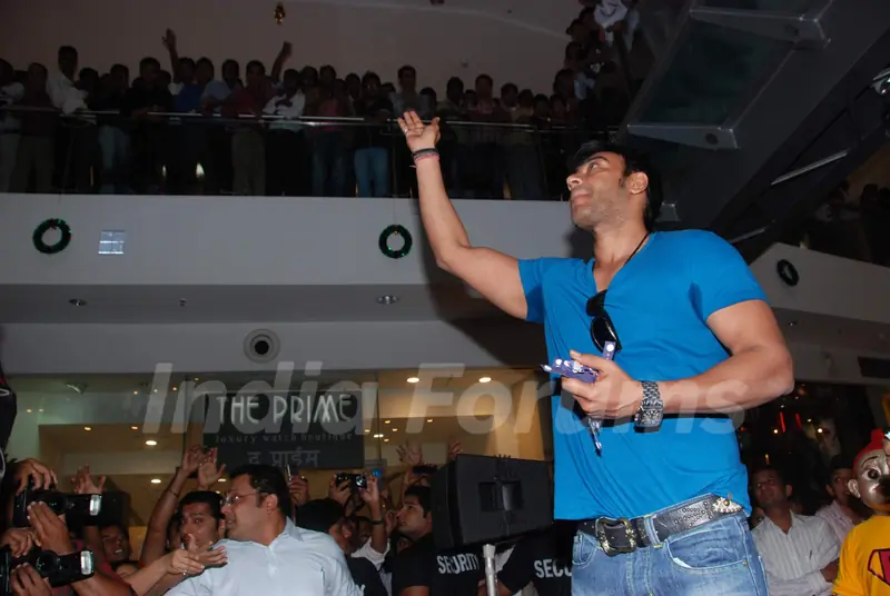 Ajay Devgan Promotes Toonpur Ka Superhero at Oberoi Mall. .