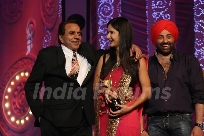 Dharmendra, Katrina and Sunny Deol at 6th Apsara Awards