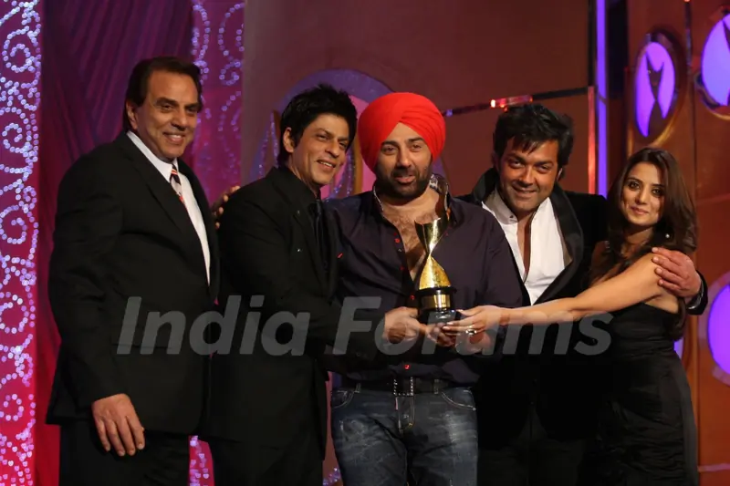 Dharmendra, Sunny, Bobby, Shahrukh and Kulraj at 6th Apsara Awards