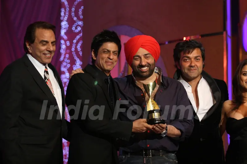 Dharmendra, Sunny, Bobby, Shahrukh and Kulraj at 6th Apsara Awards