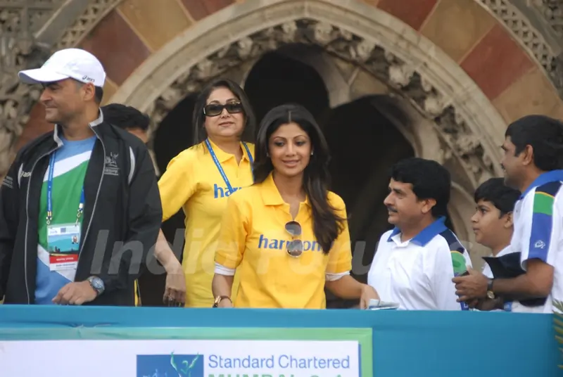 Shilpa Shetty and Tina Ambani at Standard Chartered Mumbai Marathon 2011