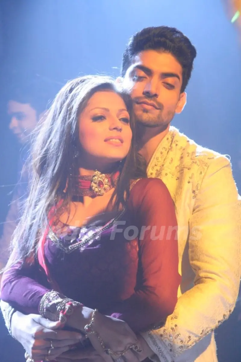 Still image of Maan and Geet