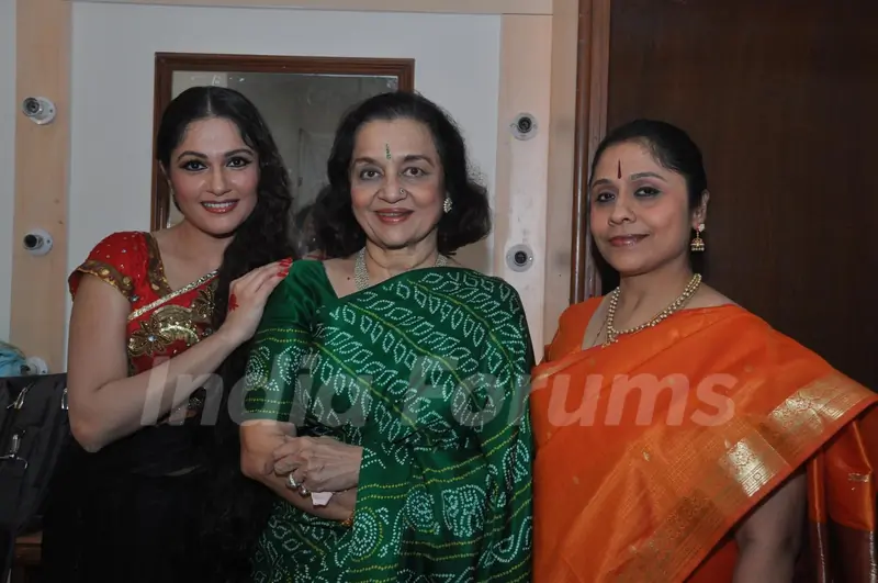 Gracy Singh and Asha Parekh at Classical Concert
