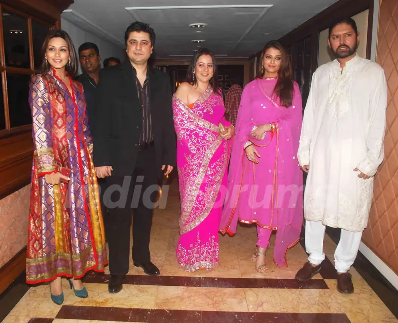 Aishwarya Rai, Sonali Bendre, Goldie Behl and Shristi Arya in Sameer Soni and Neelam's wedding recep