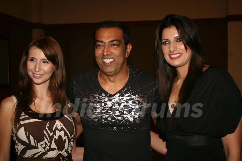 Vindoo Dara Singh, Sonika Kaliraman and Claudia Ciesla at 'Zor Ka Jhatka' bash at JW Marriott Hotel