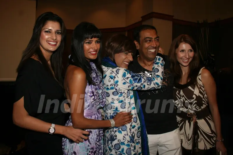Vindoo, Sonika, Priyadarshani, Rohit and Claudia Ciesla at 'Zor Ka Jhatka' bash at JW Marriott Hotel