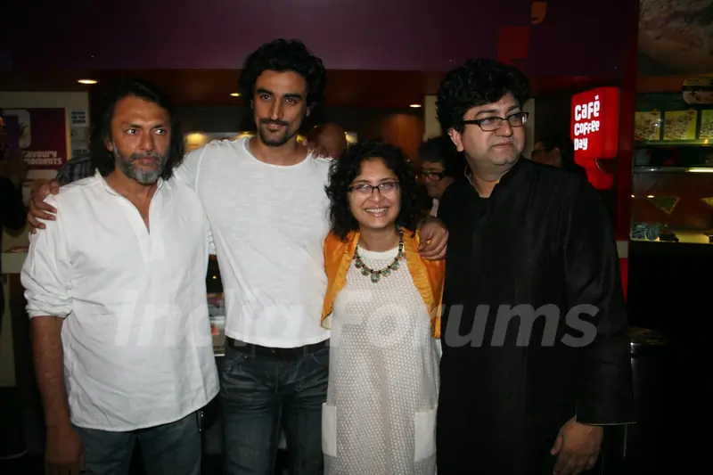 Rakeysh, Kunal, Kiran and Prasoon at 'Rang De Basanti' team celebrates its 5th year with special scr