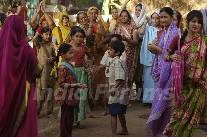 Still scene from tv show Phulwa