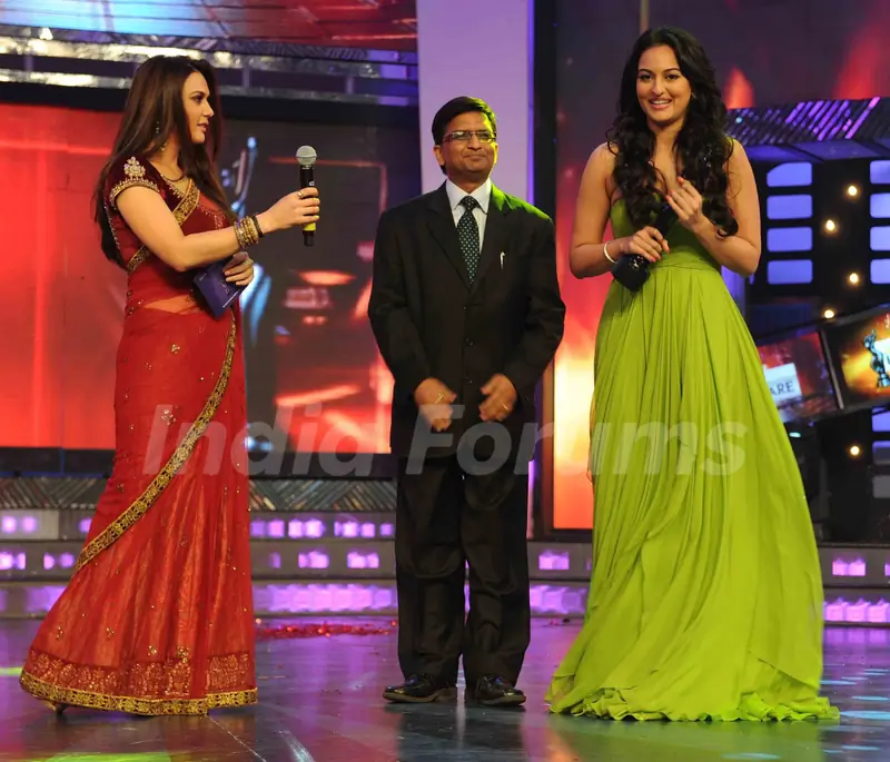 Preity Zinta and Mr. Ambrish Jain Director Operations Idea presenting Sonakshi Sinha at the 56th Idea Filmfare Awards 2010. .