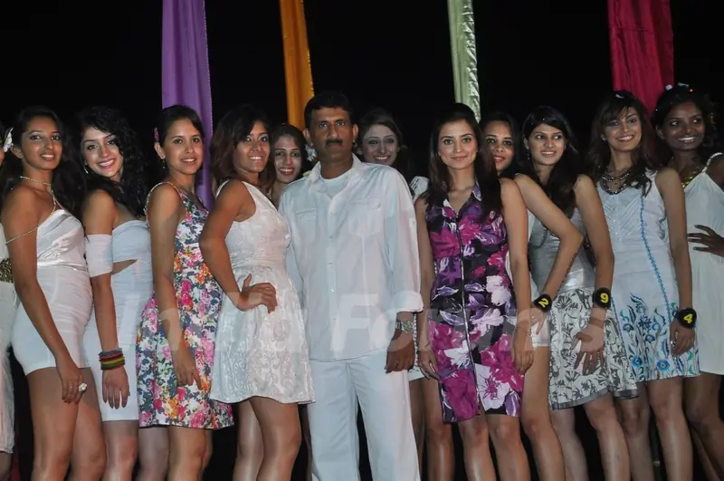 Kulraj Randhawa judges Sunil Rane's Atharva College Indian Princess