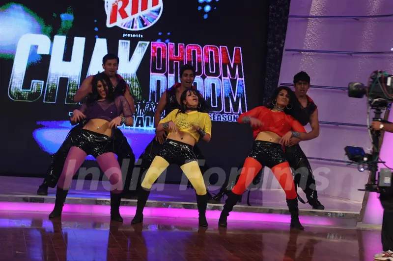 Contestants perfoming on Chak Dhoom Dhoom 2 - Team Challenge
