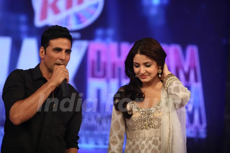 Akshay Kumar and Anushka Sharma on Chak Dhoom Dhoom 2 - Team Challenge
