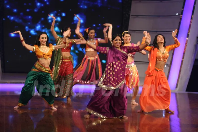 Contestants perfoming on Chak Dhoom Dhoom 2 - Team Challenge