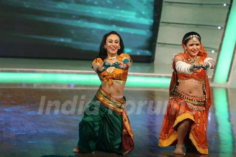Contestants perfoming on Chak Dhoom Dhoom 2 - Team Challenge